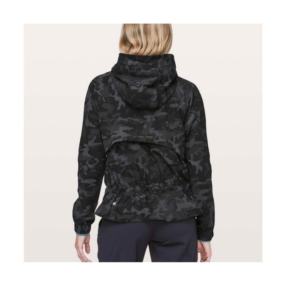Lululemon Camo Hooded Windbreaker Jacket Black Charcoal Size 4 LW4AVRS